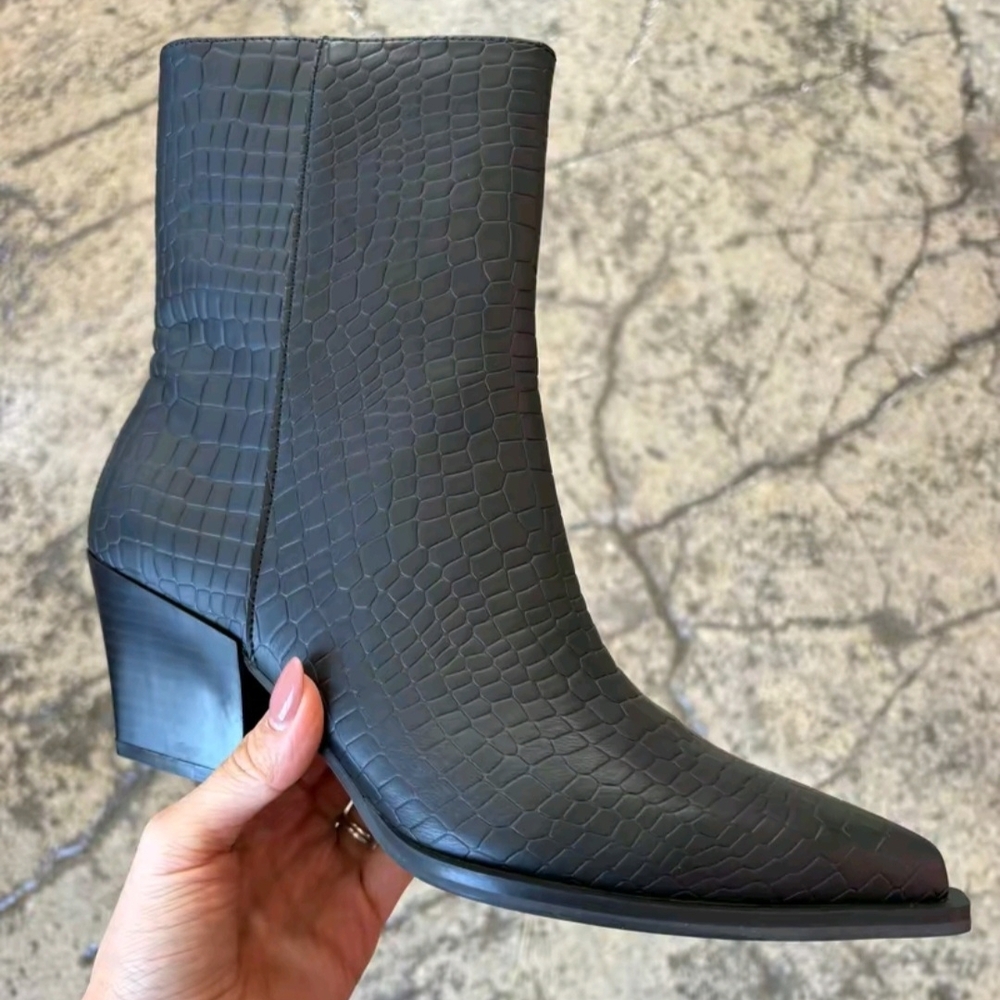 Willow boutique black alligator pointed bootie western style girlie